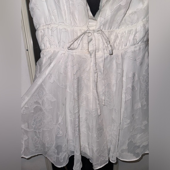 NWOT Lulus All About The Flowers White Burnout Floral Ruffled Romper - Picture 8 of 10